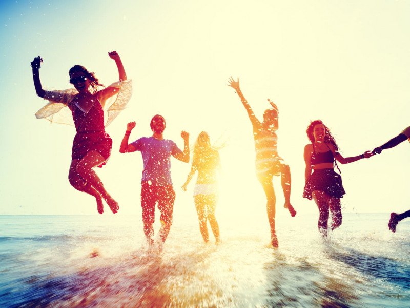 Teambuildings & Firmenevents sind unsere Leidenschaft! Ausgelassene Gruppe am Strand