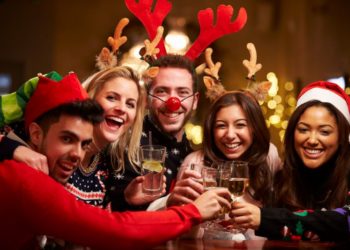 Teambuildings Teamevents & FirmeneventsAnstoßen in witzigen Weihnachtskostümen auf der Party
