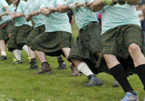 Tauziehen mit schottischen Highlandern