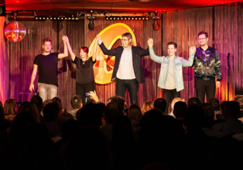Comedians auf der Bühne im Quatsch Comedy Club