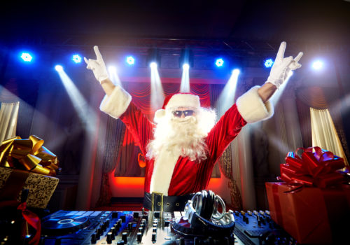 DJ Santa am Mischpult