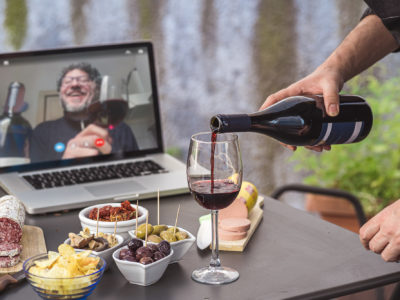 Wein und Snakcs für das Online Date