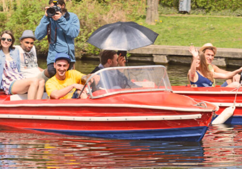 Zwei rote Tretboote auf der Spree