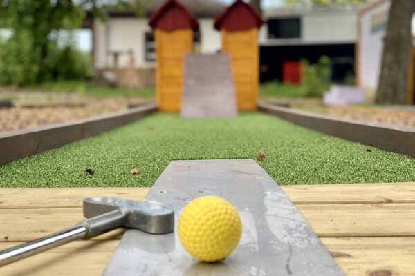 Mini-Golf bei den Action Games Erlebnis Parcours Strandband Plötzensee