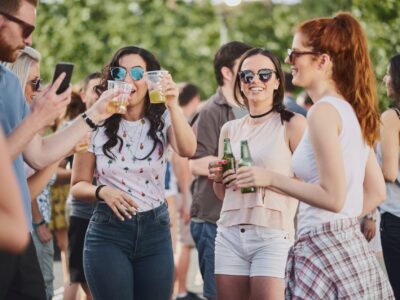 Gruppe feiert bei einem Sommerfest