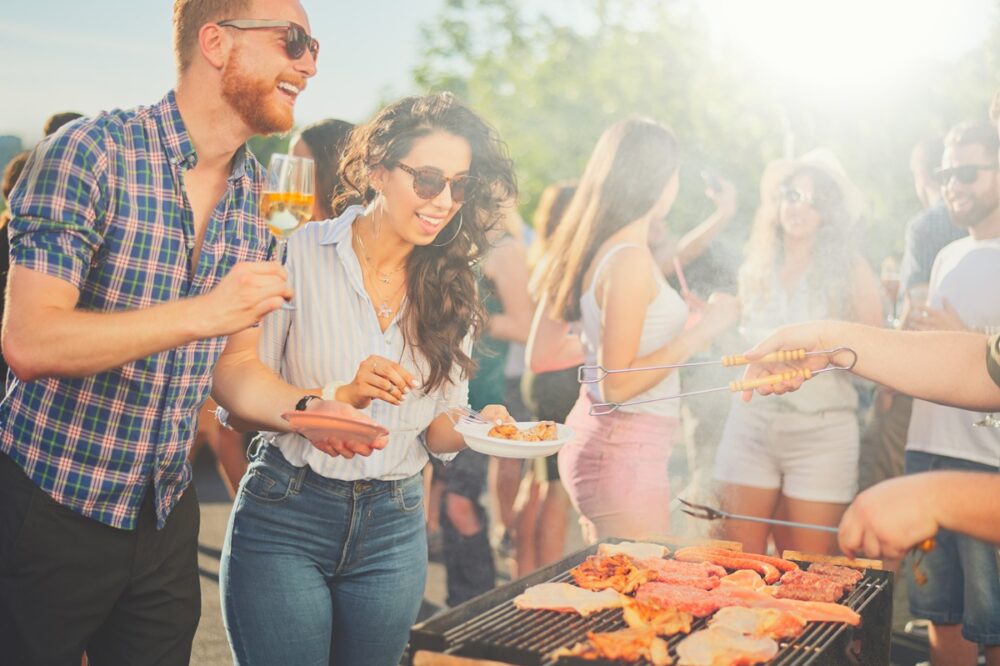 Gruppe bei einem Sommerfest mit Grill