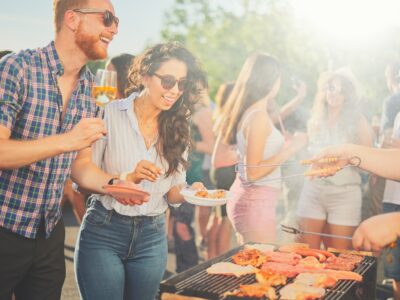 Gruppe bei einem Sommerfest mit Grill