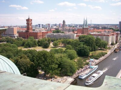 Blick auf die Spree und das Rote Rathaus vom Berliner Dom aus