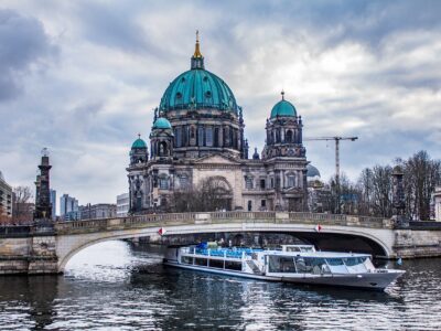 Ausflugsschiff vor dem Berliner Dom