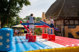Teamevent mit aufblasbaren Spielstationen