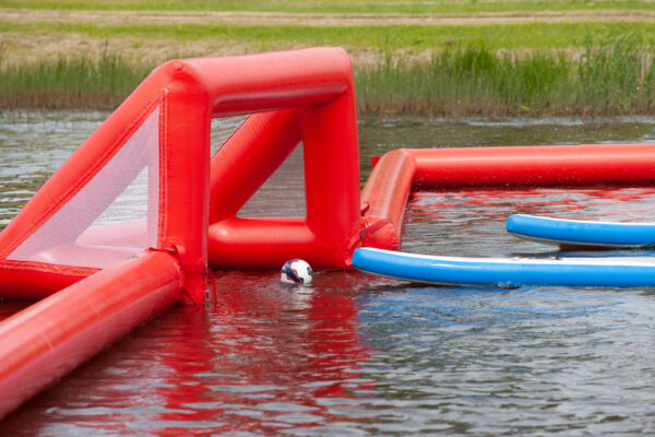 Abgegrenztes SUP Polo Spielfeld im See mit dem Ball im Tor.