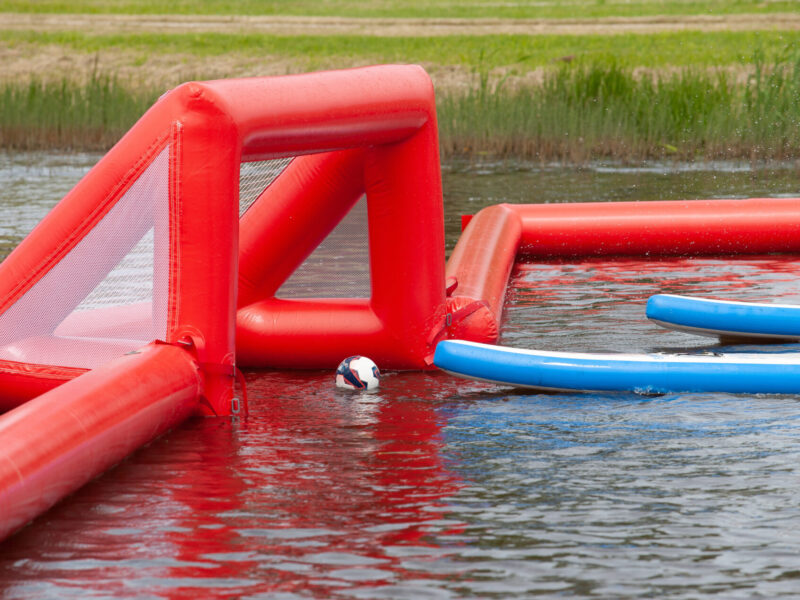 Abgegrenztes SUP Polo Spielfeld im See mit dem Ball im Tor.