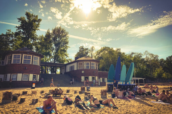 Ansicht des Strandbad Plötzensee vom See aus.