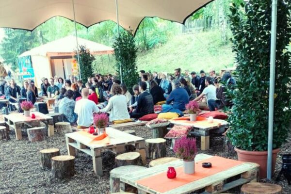 Menschen sitzen beim Catering in der Secret Oase