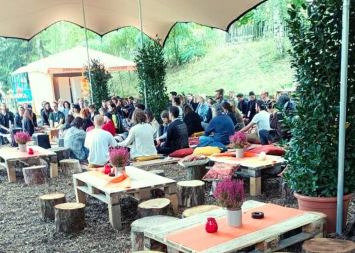 Menschen sitzen beim Catering in der Secret Oase