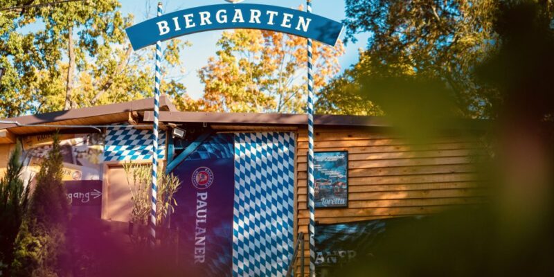 Loretta-am-Wannsee-Biergarten-3-1024x683 ©Loretta Eingang zum Biergarten vom Loretta am Wannsee